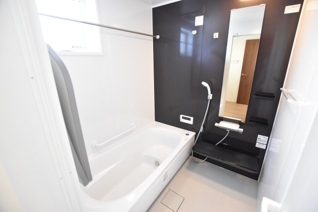 グローバルガーデン　丹羽郡扶桑町南山名　全6区画分譲の浴室|１坪タイプのバリアフリー設計でゆったりとくつろげる浴室・浴槽です。タイル床でカビの発生を抑制します。