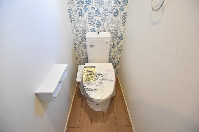 グローバルガーデン　丹羽郡扶桑町南山名　全6区画分譲のトイレ|節水省エネの暖房便座シャワートイレです。お掃除のしやすさを究めたフチなし形状でお手入れ楽々。