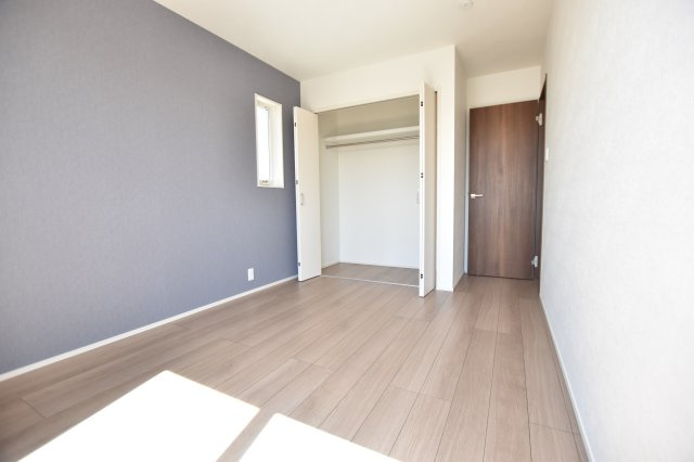 グローバルガーデン　丹羽郡扶桑町南山名　全6区画分譲の寝室|全居室にたっぷり収納できる大型収納を設置。窓ガラスは断熱性能や結露防止効果の高いペアガラスです。