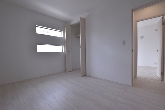 タマタウン　一宮市奥町　全3区画分譲の洋室|全居室にたっぷり収納できる大型収納を設置。窓ガラスは断熱性能や結露防止効果の高いペアガラスです。