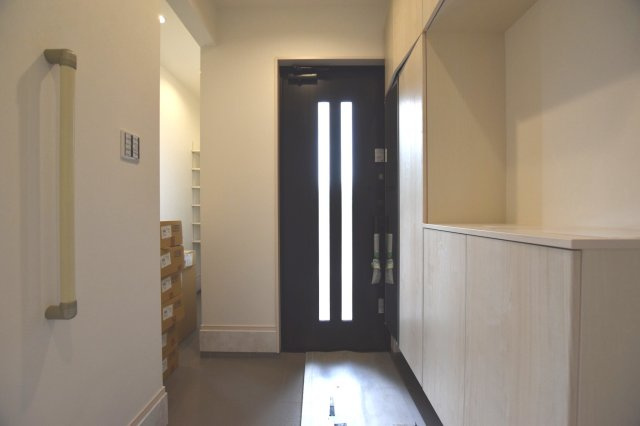 タマタウン　一宮市奥町　全3区画分譲の玄関|大容量のシューズ収納付きで玄関周りもすっきり！玄関ドアからの光が玄関ホールを明るくしてくれます。