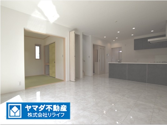 タマタウン　一宮市奥町　全3区画分譲の居間・リビング|南向きで日当たりもよく大きな窓がリビング全体に光と風を運びます。ご家族でゆとりある暮らしができます。