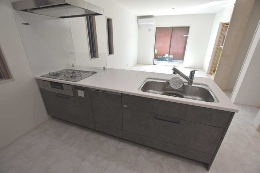 タマタウン　一宮市奥町　全3区画分譲のキッチン|機能的なシステムキッチンです。収納力に優れた大容量の引出しでキッチン回りがスッキリ片付きます。