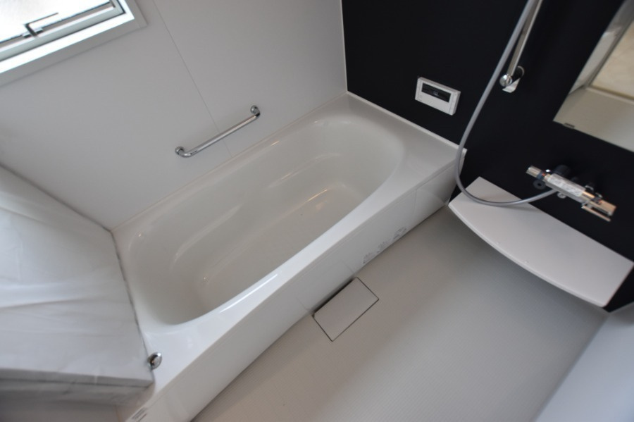 タマタウン　一宮市奥町　全3区画分譲の浴室|１坪タイプのバリアフリー設計でゆったりとくつろげる浴室・浴槽です。タイル床でカビの発生を抑制します。