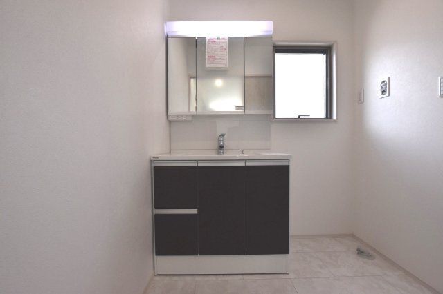 タマタウン　一宮市奥町　全3区画分譲の独立洗面台|洗面洗髪化粧台です。物件により三面鏡または一面鏡の場合があります。詳しくは担当者までお問合せ下さい。