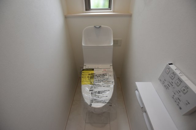 タマタウン　一宮市奥町　全3区画分譲のトイレ|節水省エネの暖房便座シャワートイレです。お掃除のしやすさを究めたフチなし形状でお手入れ楽々。