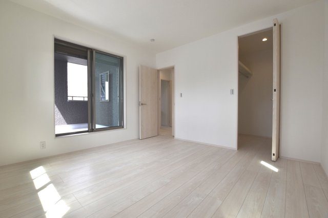 タマタウン　一宮市奥町　全3区画分譲の寝室|全居室にたっぷり収納できる大型収納を設置。窓ガラスは断熱性能や結露防止効果の高いペアガラスです。