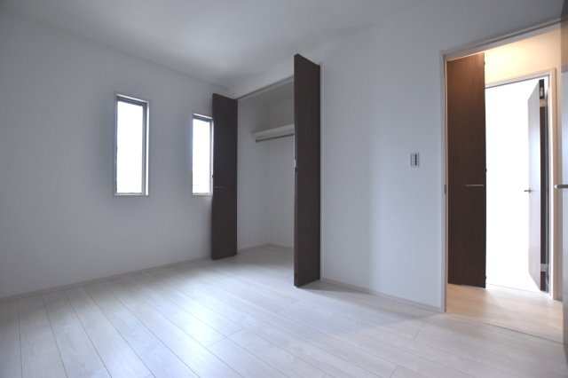 タマタウン　一宮市奥町　全3区画分譲の洋室|全居室にたっぷり収納できる大型収納を設置。窓ガラスは断熱性能や結露防止効果の高いペアガラスです。