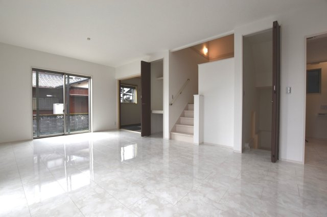 タマタウン　一宮市奥町　全3区画分譲の居間・リビング|南向きで日当たりもよく大きな窓がリビング全体に光と風を運びます。ご家族でゆとりある暮らしができます。