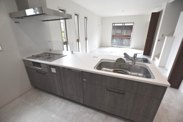 タマタウン　一宮市奥町　全3区画分譲のキッチン|機能的なシステムキッチンです。収納力に優れた大容量の引出しでキッチン回りがスッキリ片付きます。