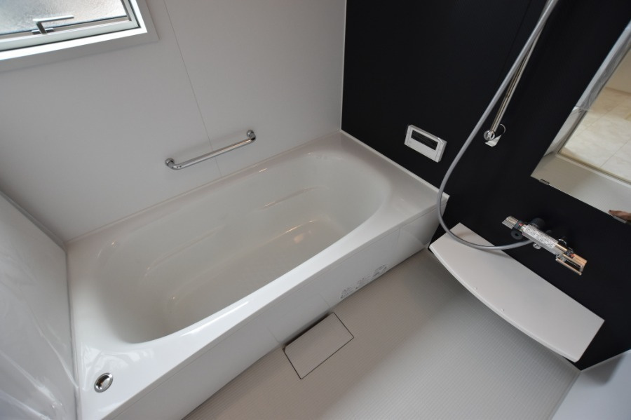 タマタウン　一宮市奥町　全3区画分譲の浴室|１坪タイプのバリアフリー設計でゆったりとくつろげる浴室・浴槽です。タイル床でカビの発生を抑制します。