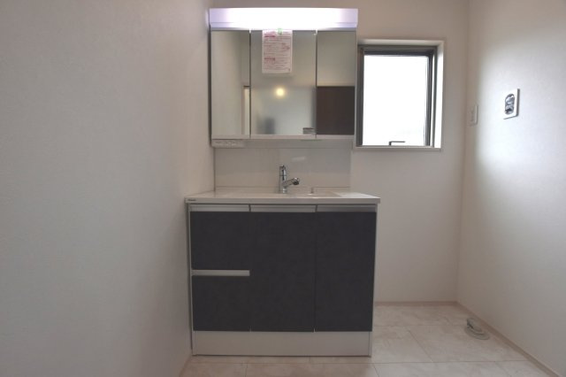 タマタウン　一宮市奥町　全3区画分譲の独立洗面台|洗面洗髪化粧台です。物件により三面鏡または一面鏡の場合があります。詳しくは担当者までお問合せ下さい。