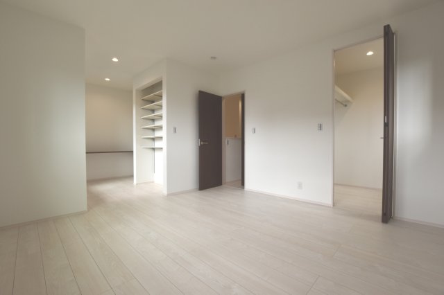 タマタウン　一宮市奥町　全3区画分譲の寝室|全居室にたっぷり収納できる大型収納を設置。窓ガラスは断熱性能や結露防止効果の高いペアガラスです。