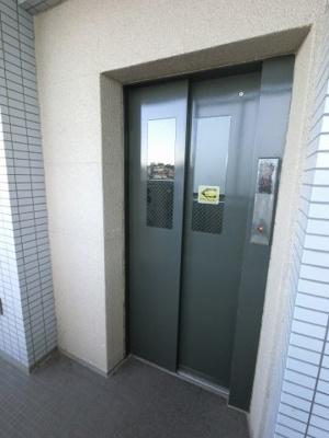 【その他共用部分】 | アドリーム初音町 | お買い物時やベビーカーの出し入れに便利なエレベーター付です。