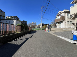 【前面道路含む現地写真】 | 前面道路は広々としており、駐車も楽々です♪