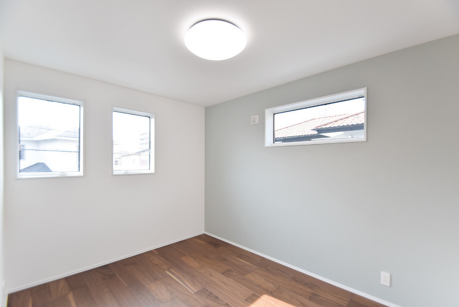 戸建　岐阜市長良奥郷　全1区画分譲の洋室|全居室に収納を設置。窓ガラスは断熱性能や結露防止効果の高いLow-E複層ガラスを採用しています。