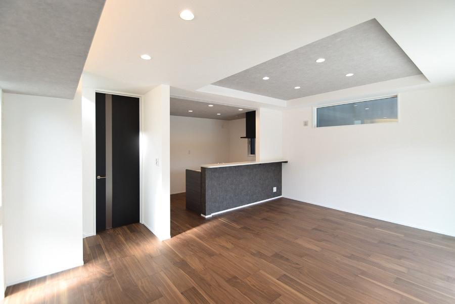 戸建　岐阜市長良奥郷　全1区画分譲の居間・リビング|折り上げ天井やアクセントクロスでおしゃれな空間を演出したリビングダイニング。ゆとりのある設計です。