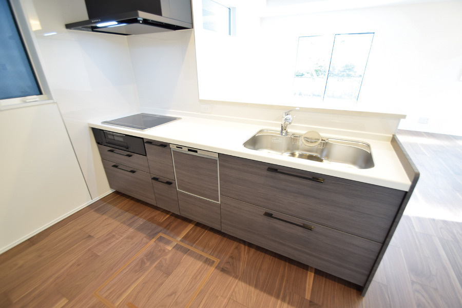 戸建　岐阜市長良奥郷　全1区画分譲のキッチン|オール電化のシステムキッチンはお手入れも簡単。食器洗い乾燥機付きで家事をサポートします。