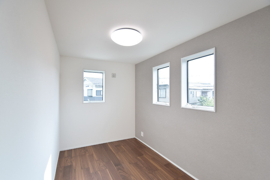 戸建　岐阜市長良奥郷　全1区画分譲の寝室|夏は涼しく、冬は暖かいを実現するLow-E複層ガラスで快適な寝室。