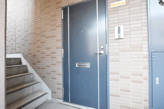【その他共用部分】 | 皆様をお迎えする、お部屋の玄関ドア。開けやすさや開放角度、ドアノブの操作しやすさや鍵の形状などを、現地で一度ご確認ください。～即日のご見学可能～　お問合せはお気軽にどうぞ。