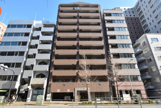 【外観】 | 手入れの行き届いた外壁やエントランスなど、「見ればわかる」レベルで清潔感を保ったマンションです。築年数を感じさせない姿で皆様をお出迎えします。～即日のご見学可能～　お問合せはお気軽にどうぞ。
