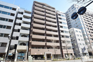 【外観】 | 手入れの行き届いた外壁やエントランスなど、「見ればわかる」レベルで清潔感を保ったマンションです。築年数を感じさせない姿で皆様をお出迎えします。～即日のご見学可能～　お問合せはお気軽にどうぞ。
