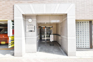 【エントランス】 | お客様を、そして住人を出迎えてくれるマンションのエントランス。ゴミが落ちていないことからも、管理状態の良さや住民の節度の高さが見て取れます。～即日のご見学可能～　お問合せはお気軽にどうぞ。
