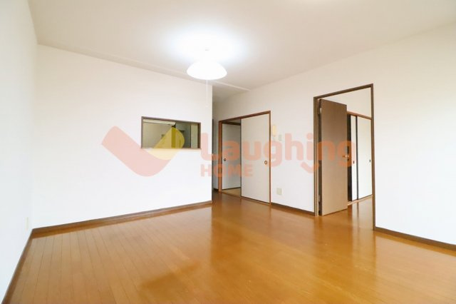 久留米市西町の賃貸マンションの居間・リビング|こちらのリビングで趣味の時間をお楽しみください