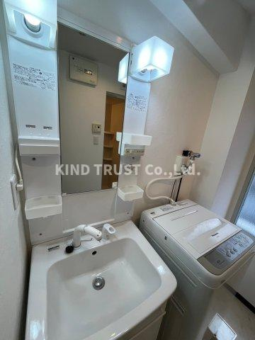 古河梅ヶ枝ビルの洗面所|明るい洗面所です