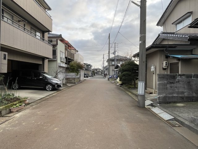 東区竹尾2丁目　売地の前面道路含む現地写真|前面道路6mで解放感があります。