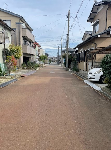 東区竹尾2丁目　売地の前面道路含む現地写真|前面道路6m以上は確保しているので車の出し入れもラクラクです。坂道がなく普段の移動も負担がかかりにくい平坦地です。