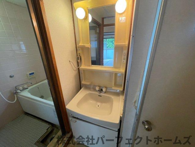 釈尊寺第一住宅12号棟の独立洗面台|独立洗面台、朝の身支度には欠かせません