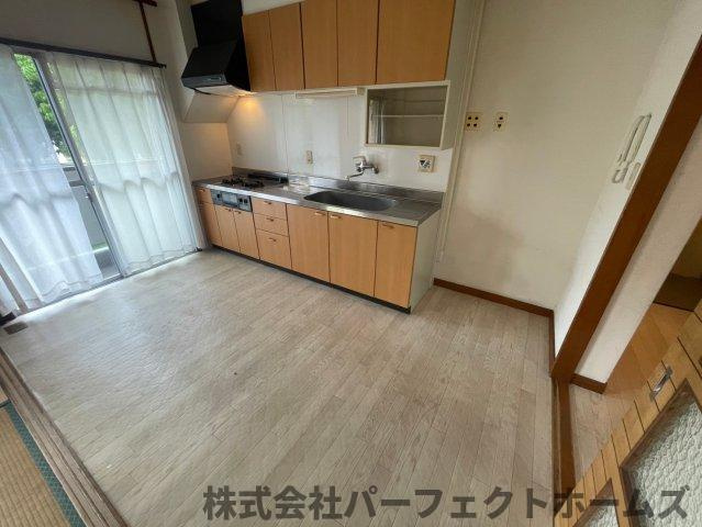 釈尊寺第一住宅12号棟の居間・リビング|こちらの居間で趣味の時間をお楽しみください