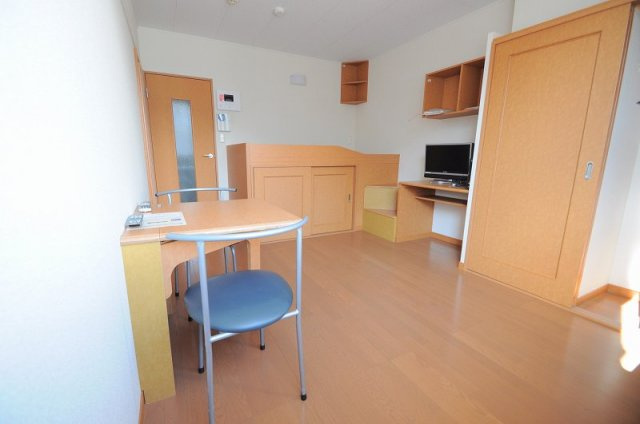 レオパレス葉山の居間・リビング