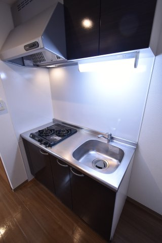 ウエスト東桂川のキッチン|システムキッチン。自炊に便利な2口コンロ付き