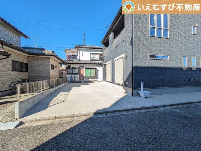 行田市小見　中古戸建の駐車場|車好きのパパも嬉しい車庫付邸宅
