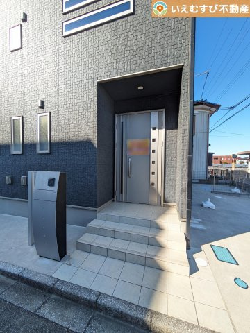 行田市小見　中古戸建のエントランス|セキュリティ充実で安心・安全の暮らしを提供
