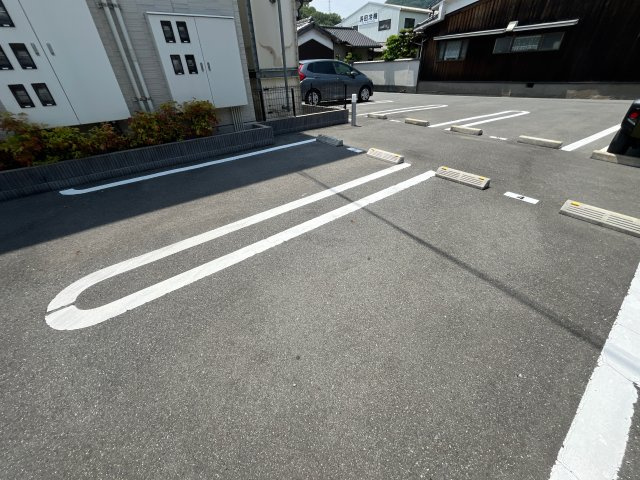 プリムローズ・佳音の駐車場