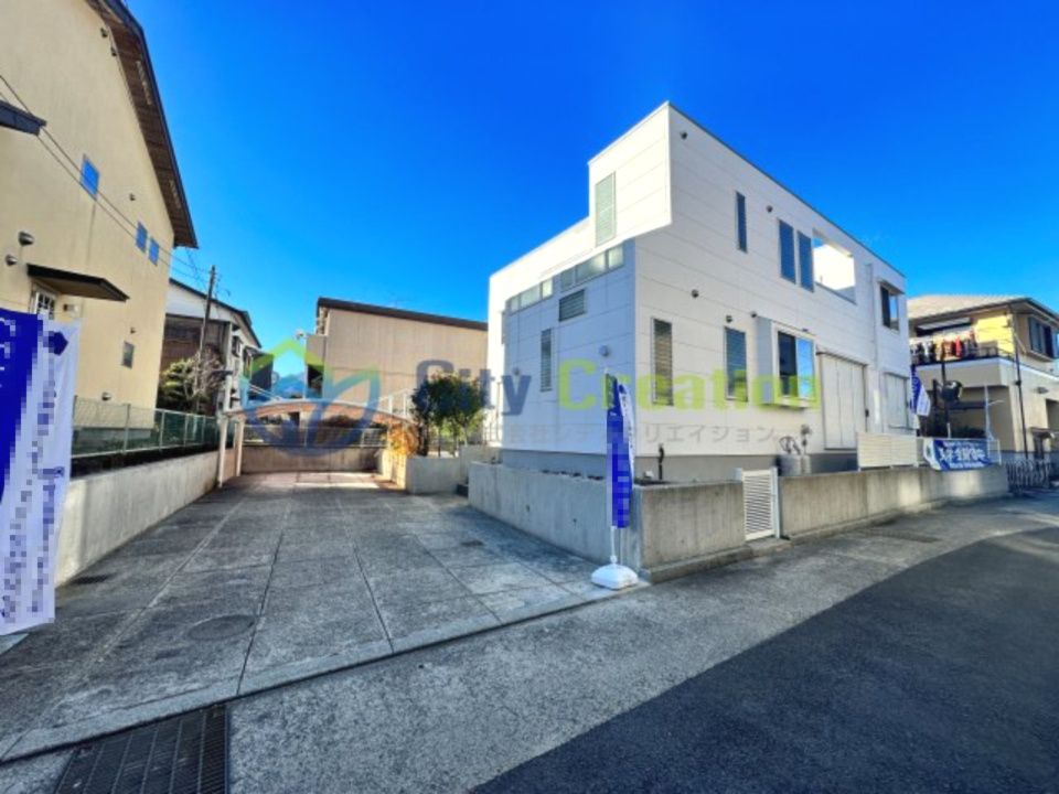 小田原市久野　リフォーム済み大型注文住宅の前面道路含む現地写真