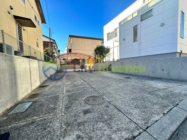 小田原市久野　リフォーム済み大型注文住宅の駐車場