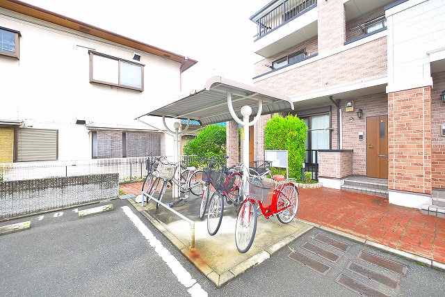 フィオーレのその他共用部分|ゆったりとした駐輪スペース。