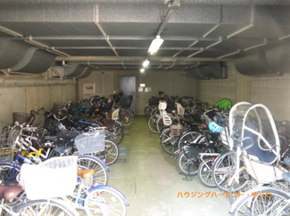【その他共用部分】 | 建物内に、便利な駐車場が有ります。