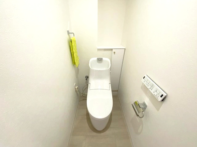 【トイレ】 | グローリアス東刈谷弐番館 | 温水洗浄便座は毎日を快適に過ごすための必須アイテム。操作パネルも使いやすい位置に配置されています。