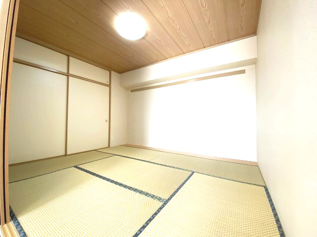 グローリアス東刈谷弐番館の和室|家族が集うリビングのすぐ横に安らぎの和空間。お子様の遊び場から客間、お昼寝スペースまで、多目的に使えるこの和室があなたの暮らしをより豊かに彩ります。