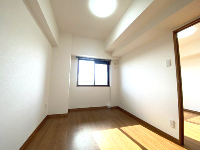 【洋室】 | グローリアス東刈谷弐番館 | 日当たりも良く自然な光を取り込みプライベートな空間もリラックスして過ごせます。