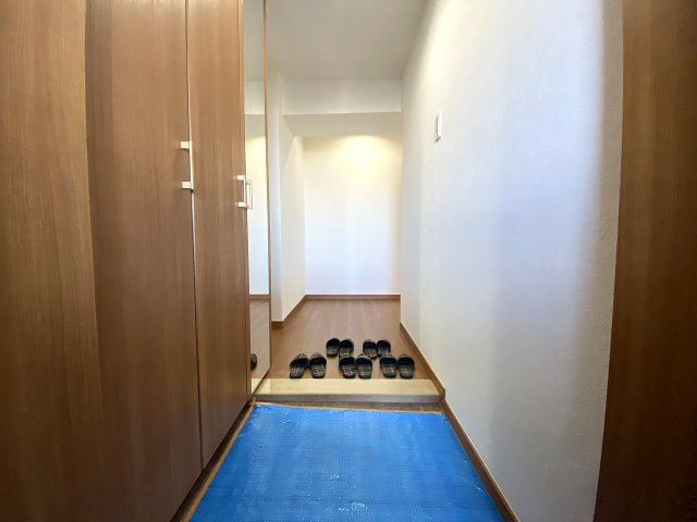 グローリアス東刈谷弐番館の玄関|収納が完備されているのでご家族の靴がスッキリ片付きます。
家の顔となる部分なので綺麗な状態でお客様を迎えられるのは嬉しい要素です♪
