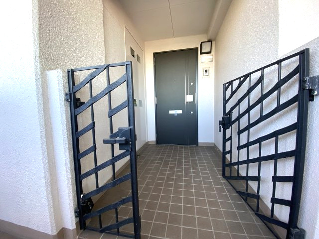 グローリアス東刈谷弐番館の玄関|アルコーブ付の玄関でプライバシーが確保されます！