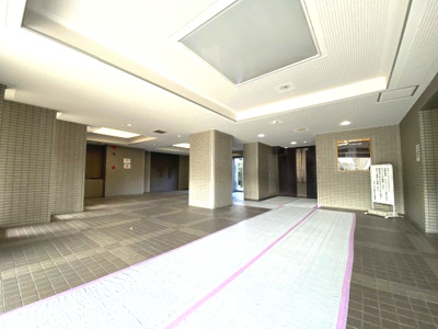 【エントランス】 | グローリアス東刈谷弐番館 | 広々としたエントランスは、管理が行き届き清潔感あふれる空間。住む人、訪れる人を心地よく迎えます。