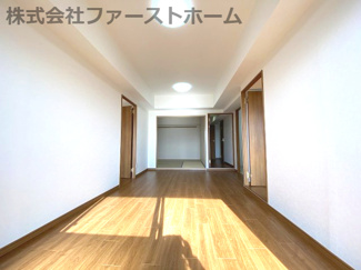 【居間・リビング】 | グローリアス東刈谷弐番館 | 白い壁と温かみのあるフローリングが清潔感を演出するリビング。直線的な空間が奥行きを感じさせ、様々な家具配置を楽しめます。