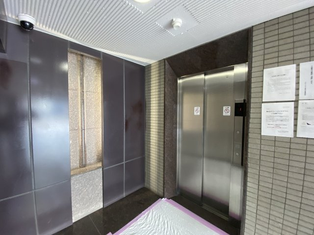 グローリアス東刈谷弐番館のその他|居住フロアへとスムーズに移動できるエレベーターです。大きな赤い扉が特徴的で、建物のアクセントになっています。